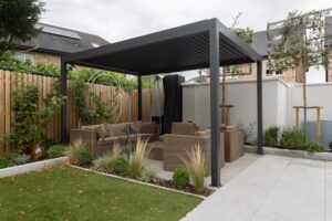 Design trifft Intelligenz: Wie eine Pergola mit Lamellendach Ihre Terrasse zum modernen Outdoor-Wohnzimmer macht